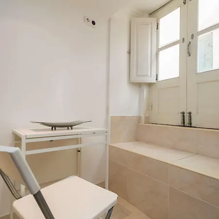Low Cost - Historic City Center Rc Apartment Lisbon